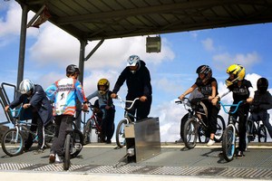 Enfants jouant au BMX