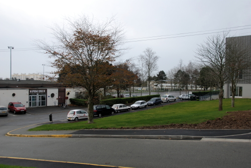 Piscine &agrave; gauche, parking au centre, salle &agrave; droite
